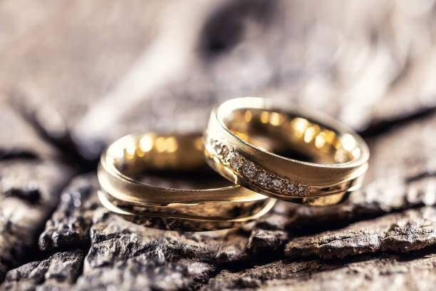 Custom vs. Ready-Made: What Your Engagement Ring Says About You
