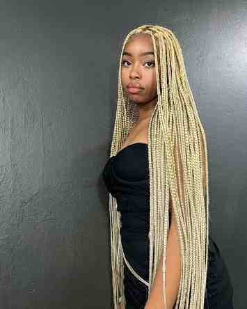 gorgeous blonde small knotless braids